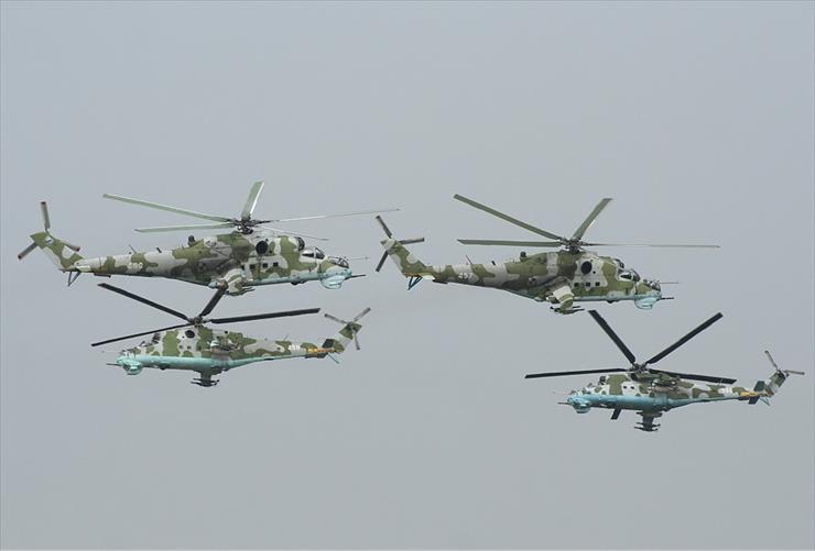 Mi-24 - Polish_Army_Mil_Mi-24D_Idaszak-2 Polskie Mi-24.jpg